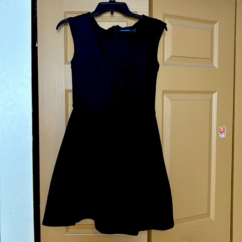 Cute black dress very nice fit.